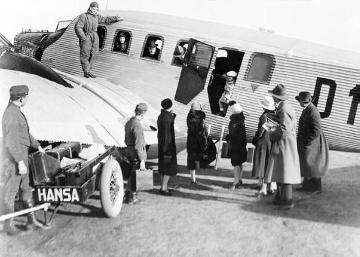 Flugpassagiere beim Besteigen einer Junkers G. 31, Ende der 1920er Jahre erbautes Großflugzeug mit 15 Plätzen