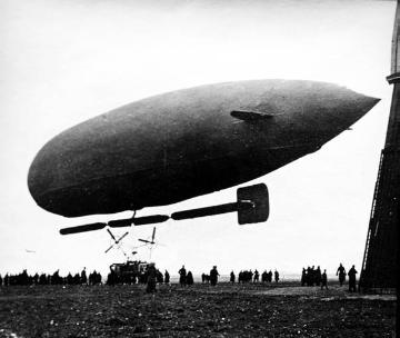 Die Groß II, deutsches Militärluftschiff von 66 Metern Länge, benannt nach dem Luftfahrtpionier Mayor Groß (siehe auch Bild 01_4318), undatiert, um 1910?