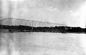 Gerippe eines der ersten Luftschiffe des Konstrukteurs Ferdinand Graf von Zeppelin, verankert auf dem Bodensee - Aufnahme undatiert, um 1908?