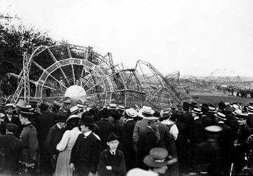Schaulustige an den Trümmern des Zeppelins LZ4 bei Echterdingen, zerstört durch einen Gewittersturm im August 1908