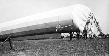 Zeppelin LZ 5 mit Bugschaden nach der Kollision mit einem Baum bei Göppingen im Juni 1909