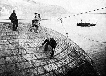 Der schwedische Polarforscher Salomon August Andrée (1854-1897) bei der Prüfung seines Fesselballons auf der Insel Danskøyavor vor dem Aufbruch in den tödlich endenden Flug zum Nordpol (Tromsoe, Norwegen), Juli 1897