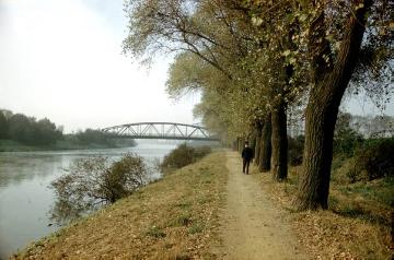 Fußweg am Rande des Rhein-Herne-Kanals
