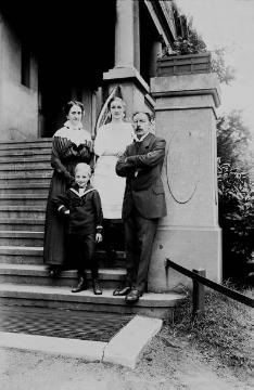 Dr. Joseph Schäfer, 1911-1923 Direktor der Städtischen Oberrealschule Recklinghausen, mit Gattin Maria, Tochter Maria und Sohn Hans-Joachim vor dem Schulportal, Juli 1916