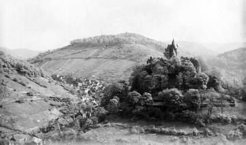 Blick vom Schwarzenstein auf Stadt und Burg Altena