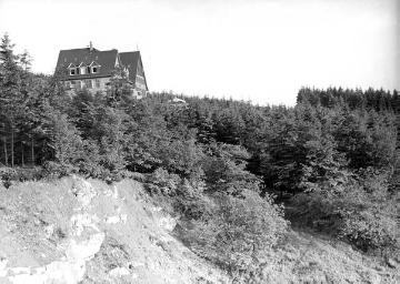 Kohlberg mit Blick zum Kohlberghaus, Vereinsheim des Sauerländischen Gebirgsvereins, erbaut 1925 mit Ehrenhalle für die Gefallenen des 1. Weltkrieges