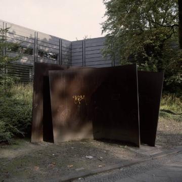 Stahlplastik von Richard Serra (Kunstmuseum/Neubau, Kortumstraße 147)