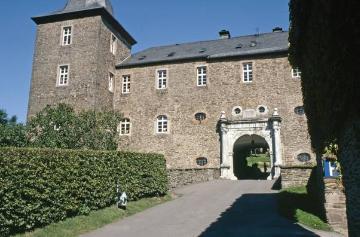 Burg Schnellenberg mit dem Eingangstor der Vorburg