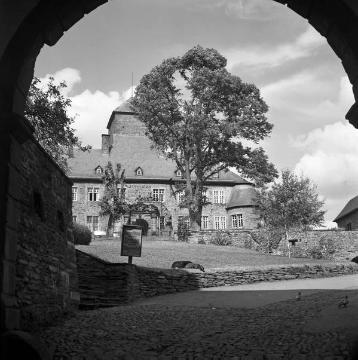 Burg Schnellenberg: Teilansicht der Torseite