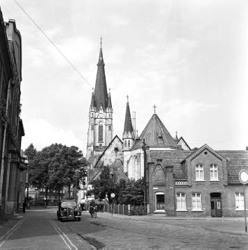 Straßenansicht ('Brink') mit der St. Pankratius-Kirche, gotische Hallenkirche, Langhaus erbaut 1845-1848
