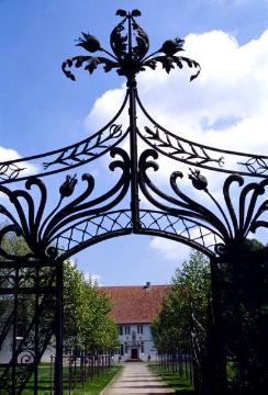 Ehem. Kreuzherrenkloster Bentlage, 2003: Barockes Eingangstor, Torgitter 1917 nach historischem Vorbild rekonstruiert