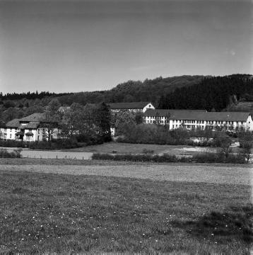 Westfälische Klinik für Psychiatrie Warstein, 1974 - zuvor Provinzial-Heilanstalt Warstein (errichtet 1903/1905-1911), ab 2007 LWL-Klinik Warstein.