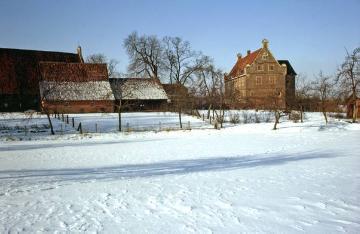 Haus Byink, Restgebäude der einstigen Wasserburg Haus Byink: Torhaus und Bauhaus mit verschneiten Weiden