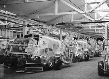 Claas Landmaschinen: Fertiggestellte Mäh-Dresch-Binder "SUPER Junior" in einer Werkshalle