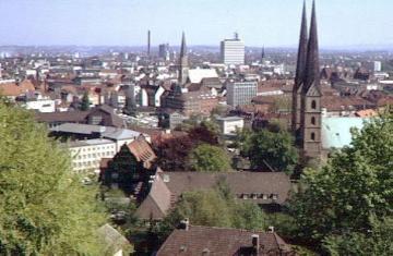 Blick von der Burg Sparrenberg auf die Stadt mit der Neustädter Marienkirche im Vordergrund