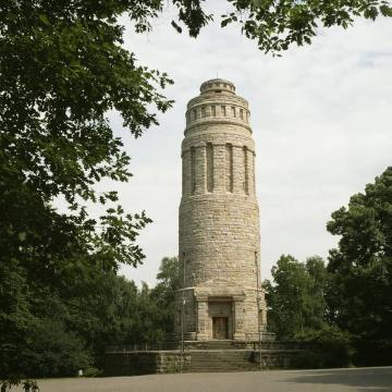 Der Bismark-Turm, 1909 erbauter Aussichtsturm im Stadtpark