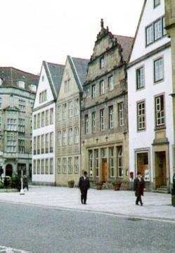 Häuser am Alten Markt, darunter das wiederherge- stellte "Battighaus" (bez. 1680) am Markt Nr. 3