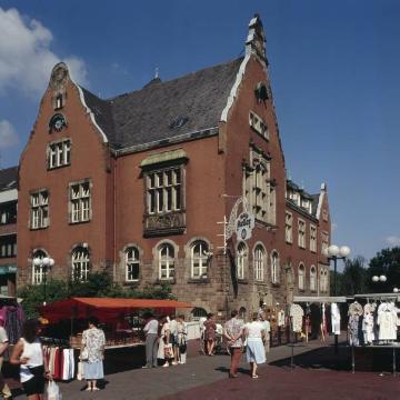 Marktplatz Aplerbeck: Wochenmarktbetrieb am Gebäude der Bezirksverwaltung, erbaut 1906
