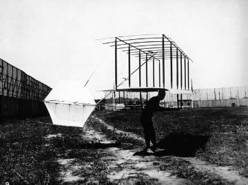 Chanuteflieger (Hängegleiter) des schlesischen Flugsportvereins am Boden, Aufnahme undatiert, um 1908?