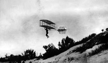 Chanuteflieger (Hängegleiter) des schlesischen Flugsportvereins im Flug, Aufnahme undatiert, um 1908?