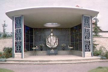 Halboffene Kapelle mit großer Marienplastik aus Bronze