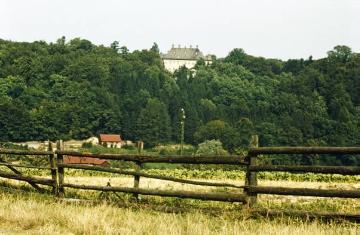 Schloss Erpernburg oberhalb des Almetales