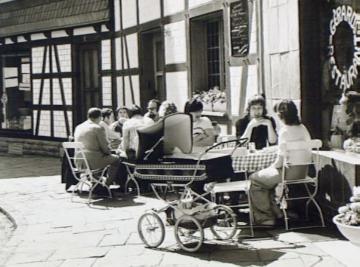 Gäste vor der Pizzeria "Gérad's Restaurant" in der Altstadt