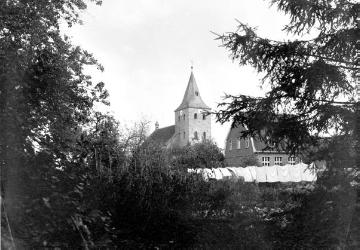 Gimbte, Dorfansicht mit katt. Pfarrkirche St. Johannes Baptist, um 1930?