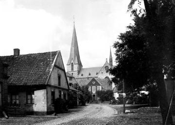 Saerbeck, Dorfkern mit Gastwirtschaft und kath. Pfarrkirche St. Georg, undatiert, um 1920?