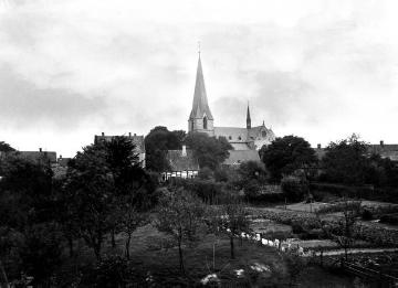 Saerbeck, Dorfrand mit Gärten und kath. Pfarrkirche St. Georg, um 1930?