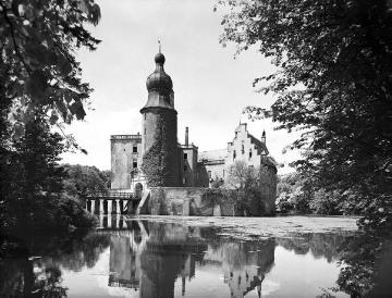 Schloss Gemen, gräftenseitige Ansicht mit Wehrturm und Brücke