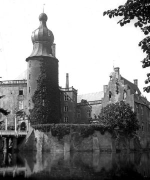 Schloss Gemen, Teilansicht mit Wehrturm und Gräfte