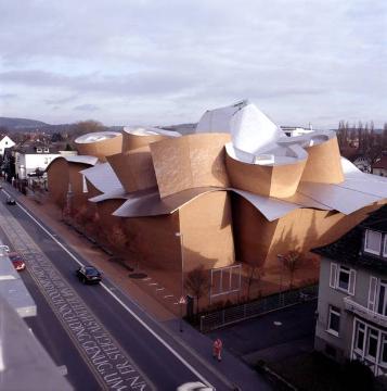 Gesamtansicht des Marta Herford, Museum für Kunst, Architektur, Design, eröffnet Mai 2005. Das asymmetrische, fensterlose Bauwerk aus rotem Klinker und Edelstahl wurde vom Architekten Frank Gehry (Kalifornien, USA) entworfen.