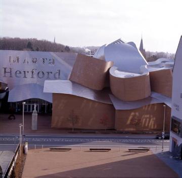 Gesamtansicht des Marta Herford, Museum für Kunst, Architektur, Design, eröffnet Mai 2005. Das asymmetrische, fensterlose Bauwerk aus rotem Klinker und Edelstahl wurde vom Architekten Frank Gehry (Kalifornien, USA) entworfen.