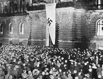 Nationalsozialistische Massenkundgebung und das Hissen der Hakenkreuzfahne am Hamburger Rathaus im Frühjahr 1933
