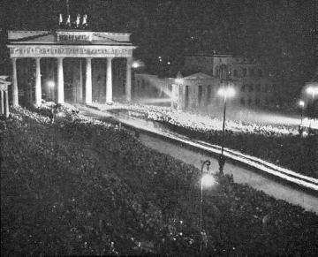 Fackelzug durch das Brandenburger Tor anläßlich der Eröffnung des am 5. März 1933 gewählten neuen Reichstages (Aufnahmedatum 21.3.1933)