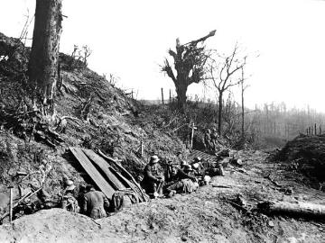 Infanterie im Ersten Weltkrieg - Frankreich 1917: Schützengraben mit deutschen Meldegängern in Kemmelberg bei Verdun