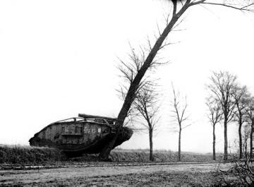 Infanterie im Ersten Weltkrieg: Englischer Panzer beim Vorrücken in Bapaume (Frankreich) 1918