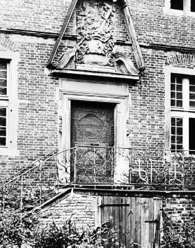Haus Oberwerries, erbaut 1667 von Ambrosius von Oelde: Portal am Hauptflügel im Innenhof, um 1940?