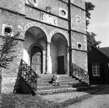 Schloss Raesfeld, Kapelle St. Sebastian: Portal und Treppe