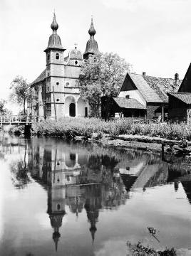 Schloss Raesfeld, Kapelle St. Sebastian mit Gräfte und Wirtschaftsgebäude, um 1930?