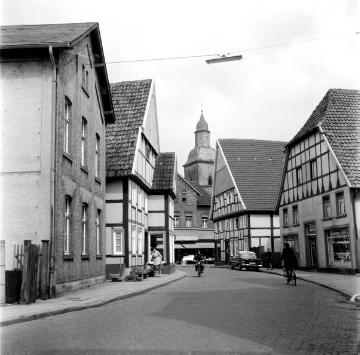 Blick durch die Marienstraße auf die Franziskanerkirche St. Ursula in Wiedenbrück