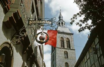 Wiedenbrück: Wirtshausschild mit Kirchturm von St. Ägidius ("Ratskeller"-Schild von 1910)