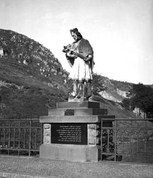 Lennenstadt-Grevenbrück: Nepomuk-Statue auf der Lennebrücke, vermutlich 1930er Jahre, Sprengung der Brücke durch deutsche Truppen 1945