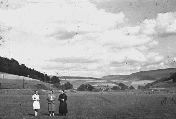 Lennetal mit Provinzialstraße Richtung Fleckenberg, vorn: Maria Dümpelmann (rechts) und Tochter Elfriede (links) mit Adele Fastenrath, Gattin des Fotografen