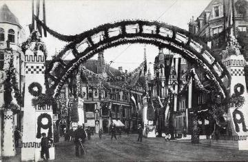 "Kaisertage" in Münster, 1907: Festlich geschmückte Altstadt am Servatiitor anlässlich des Besuches Kaiser Wilhelms II. [Postkarte, Verlag J. Stehr & R. Knuffmann, Krefeld]