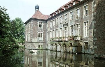 Schloss Velen: Teilansicht von Westen mit Eckturm und Gräfte