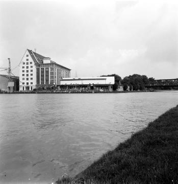 Dortmund-Ems-Kanal Höhe Stadthafen I: Speicher und Gaststätte "Luv" vom Ostufer aus