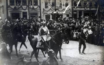 "Kaisertage" in Münster, 1907: Kaiser Wilhelm II. mit Soldateneskorte auf dem Paraderitt durch die Stadt [Postkarte ohne Verlagsangabe]
