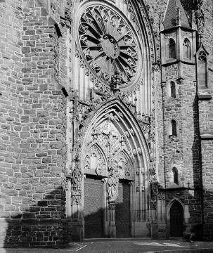 Maßwerkgeschmücktes Westportal der St. Martin-Kirche (Neugotik, erbaut 1907-1909)